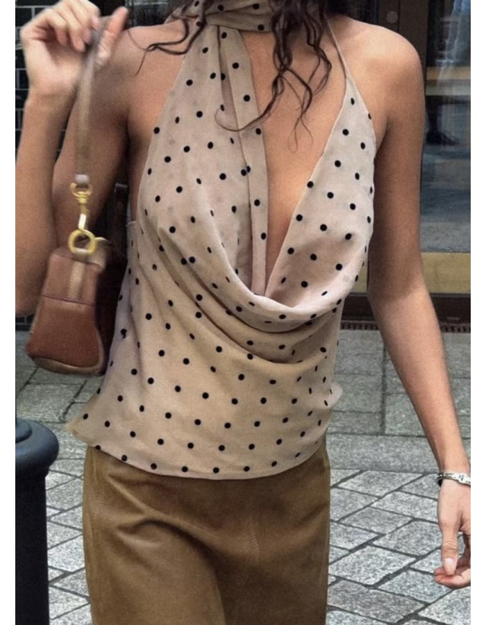 Το απόλυτο classy top ???? . Το δέσιμο στον λαιμό και η ασύμμετρη γραμμή τονίζουν τέλεια το σώμα, ενώ το ύφασμα πέφτει κομψά ✨ Perfect επιλογή για chic εμφανίσεις με effortless style