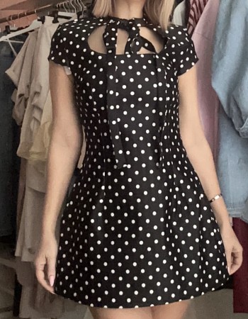 Mini φόρεμα με διαχρονικό πουά print που αποπνέει απόλυτο femininity & elegance ✨ Διαθέτει εντυπωσιακό δέσιμο στο λαιμό που δίνει classy χαρακτήρα, ενώ η εφαρμογή του αγκαλιάζει τέλεια το σώμα αναδεικνύοντας τη σιλουέτα ????