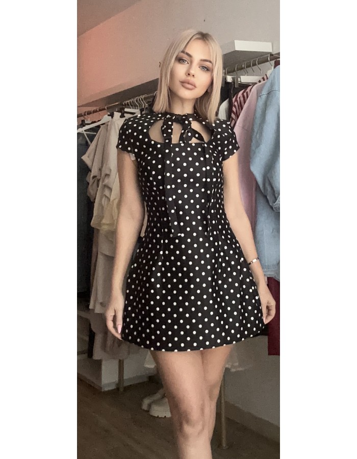 Mini φόρεμα με διαχρονικό πουά print που αποπνέει απόλυτο femininity & elegance ✨ Διαθέτει εντυπωσιακό δέσιμο στο λαιμό που δίνει classy χαρακτήρα, ενώ η εφαρμογή του αγκαλιάζει τέλεια το σώμα αναδεικνύοντας τη σιλουέτα ????