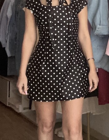 Mini φόρεμα με διαχρονικό πουά print που αποπνέει απόλυτο femininity & elegance ✨ Διαθέτει εντυπωσιακό δέσιμο στο λαιμό που δίνει classy χαρακτήρα, ενώ η εφαρμογή του αγκαλιάζει τέλεια το σώμα αναδεικνύοντας τη σιλουέτα ????