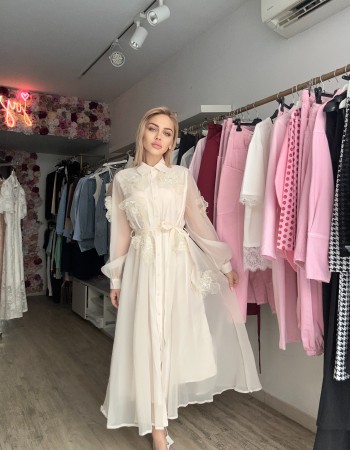 Λευκό φόρεμα με διαφάνειες και ρομαντικές λεπτομέρειες, κομψό και αέρινο για ξεχωριστές εμφανίσεις. ✨