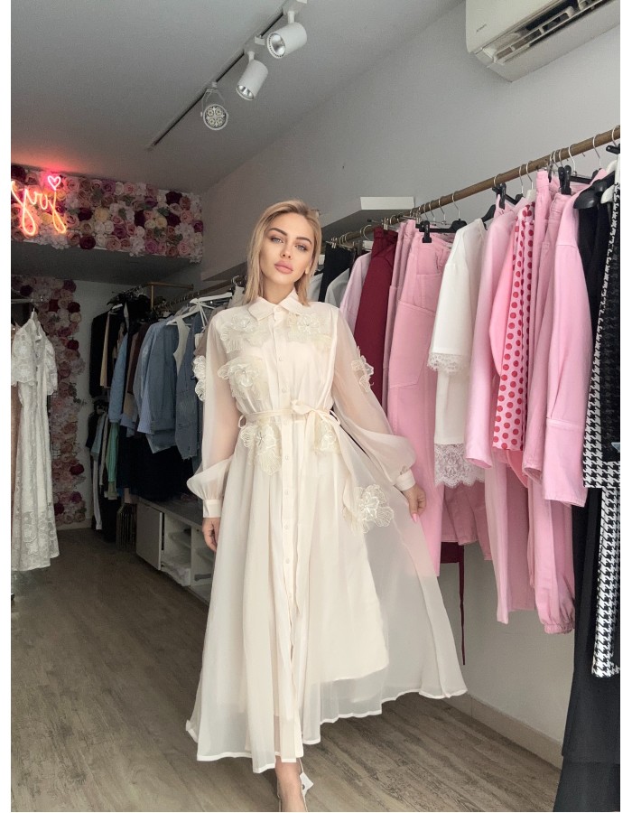 Λευκό φόρεμα με διαφάνειες και ρομαντικές λεπτομέρειες, κομψό και αέρινο για ξεχωριστές εμφανίσεις. ✨