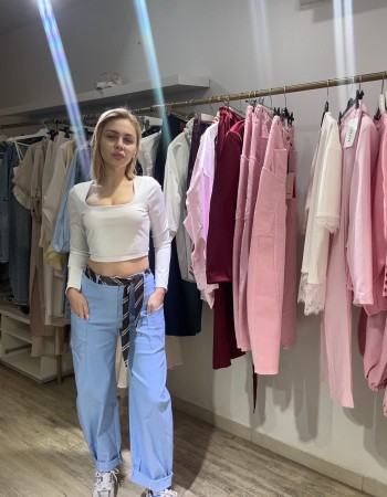 Αέρινο παντελόνι από βισκόζη σε γαλάζια απόχρωση με αποσπώμενο μαντίλι στη μέση. Άνετη γραμμή και κομψό στυλ. One size που εφαρμόζει όμορφα. ????