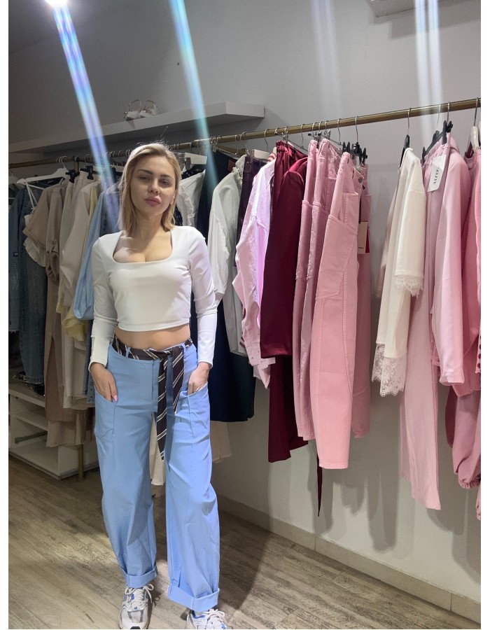 Αέρινο παντελόνι από βισκόζη σε γαλάζια απόχρωση με αποσπώμενο μαντίλι στη μέση. Άνετη γραμμή και κομψό στυλ. One size που εφαρμόζει όμορφα. ????