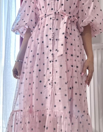 Αέρινο ροζ φόρεμα με πουά, κουμπιά και ζωνάκι στη μέση. Διαθέτει μεσοφόρι και καλύπτει από μικρό έως μεγάλο νούμερο. Κομψό και άνετο για κάθε στιγμή. ✨