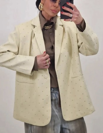 Κομψό σακάκι με διακριτικά στρας σε όλη την επιφάνεια που χαρίζουν λάμψη. Ιδανικό για βραδινές εμφανίσεις αλλά και chic καθημερινό look. ✨