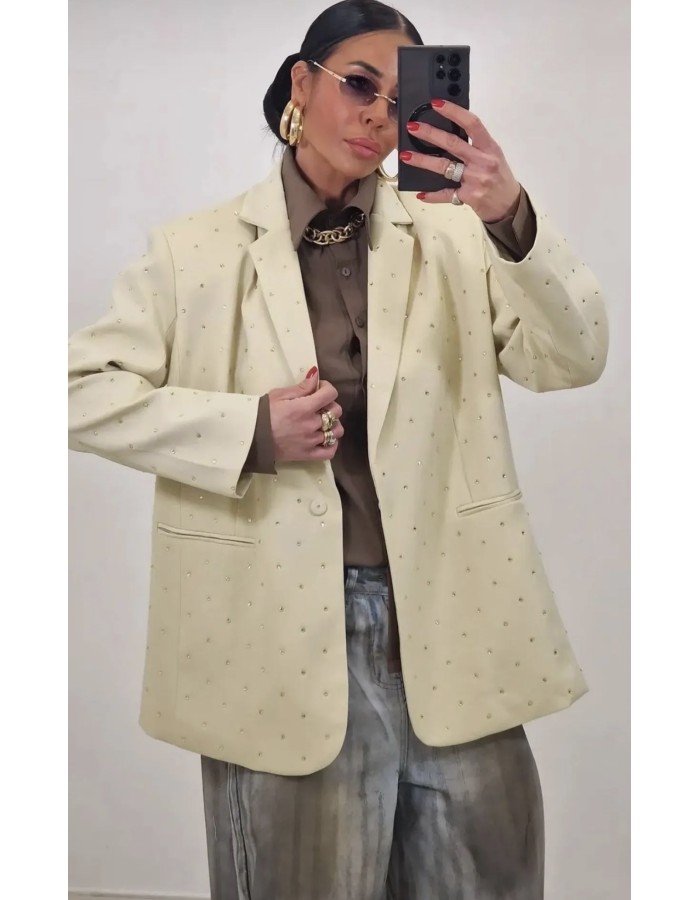 Κομψό σακάκι με διακριτικά στρας σε όλη την επιφάνεια που χαρίζουν λάμψη. Ιδανικό για βραδινές εμφανίσεις αλλά και chic καθημερινό look. ✨