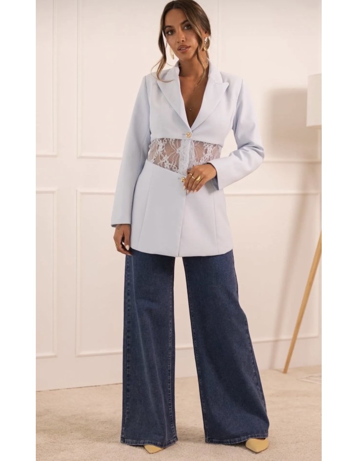 Σακάκι με δαντέλα γύρω από τη μέση που τονίζει τη σιλουέτα. Φοριέται και σαν φόρεμα ή με παντελόνι για κομψό και θηλυκό look. ✨