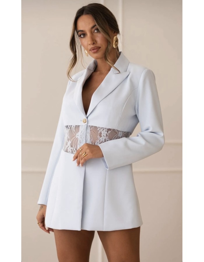 Σακάκι με δαντέλα γύρω από τη μέση που τονίζει τη σιλουέτα. Φοριέται και σαν φόρεμα ή με παντελόνι για κομψό και θηλυκό look. ✨