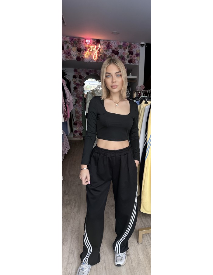 Sport παντελόνι με ρίγες στο πλάι, ελαστική μέση και άνετη γραμμή. Καλύπτει από μικρό έως μεγάλο νούμερο, ιδανικό για καθημερινά και sporty looks.