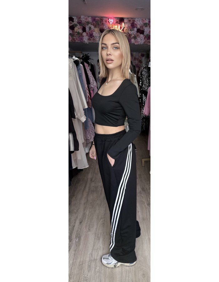 Sport παντελόνι με ρίγες στο πλάι, ελαστική μέση και άνετη γραμμή. Καλύπτει από μικρό έως μεγάλο νούμερο, ιδανικό για καθημερινά και sporty looks.