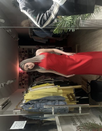 Εντυπωσιακό σατέν φόρεμα που δένει στο λαιμό και αφήνει την πλάτη έξω για θηλυκό και κομψό αποτέλεσμα