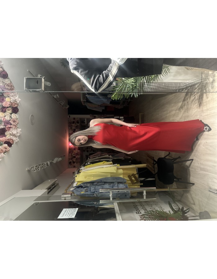 Εντυπωσιακό σατέν φόρεμα που δένει στο λαιμό και αφήνει την πλάτη έξω για θηλυκό και κομψό αποτέλεσμα