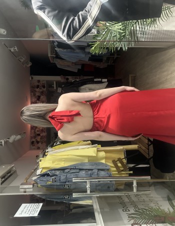 Εντυπωσιακό σατέν φόρεμα που δένει στο λαιμό και αφήνει την πλάτη έξω για θηλυκό και κομψό αποτέλεσμα