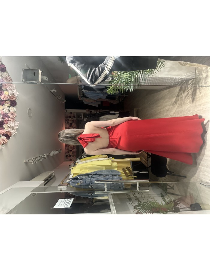 Εντυπωσιακό σατέν φόρεμα που δένει στο λαιμό και αφήνει την πλάτη έξω για θηλυκό και κομψό αποτέλεσμα