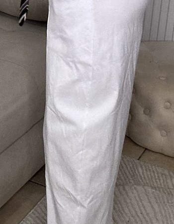 Παντελόνι ελαστικό με τσέπες στο πλάι και extra μαντίλι για στυλάτες εμφανίσεις κάθε μέρα.