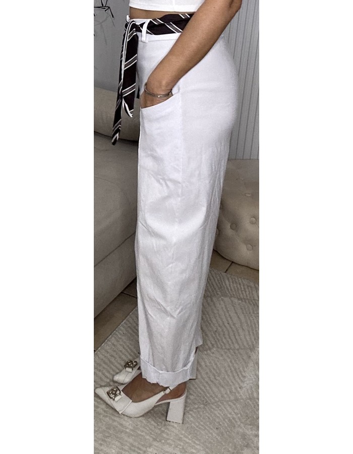 Παντελόνι ελαστικό με τσέπες στο πλάι και extra μαντίλι για στυλάτες εμφανίσεις κάθε μέρα.