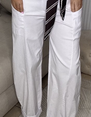 Παντελόνι ελαστικό με τσέπες στο πλάι και extra μαντίλι για στυλάτες εμφανίσεις κάθε μέρα.