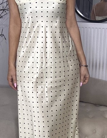 Σατέν φόρεμα με πουά σχέδιο, δαντέλα στο στήθος και ρυθμιζόμενες τιράντες για άψογη εφαρμογή. Θηλυκό και κομψό, ιδανικό για ιδιαίτερες εμφανίσεις.