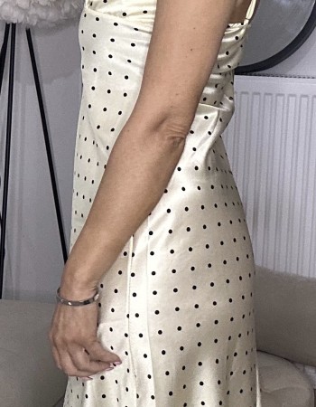 Σατέν φόρεμα με πουά σχέδιο, δαντέλα στο στήθος και ρυθμιζόμενες τιράντες για άψογη εφαρμογή. Θηλυκό και κομψό, ιδανικό για ιδιαίτερες εμφανίσεις.