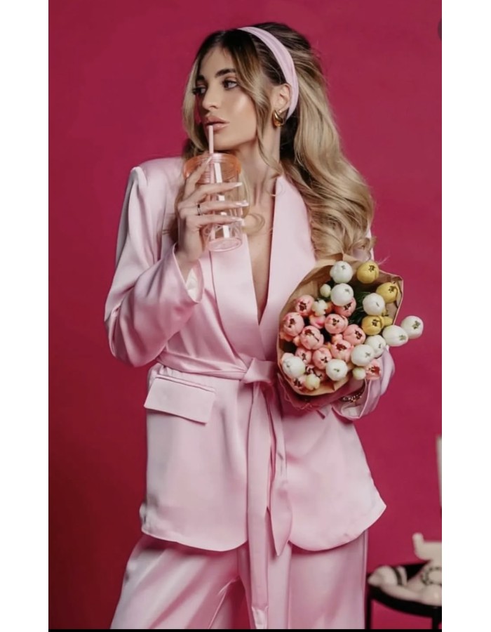 Pink Satin Suit με Δέσιμο Σατέν κουστούμι σε ροζ με σακάκι δετό στη μέση και παντελόνα άνετης, ρευστής γραμμής. Κομψό και statement για εντυπωσιακές εμφανίσεις. ✨