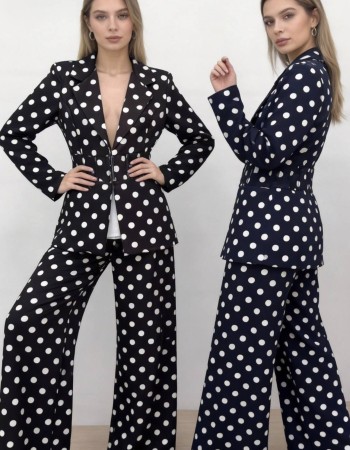 Κομψό πουά σετ που αναδεικνύει τη σιλουέτα με μεσάτη γραμμή και μοντέρνα αισθητική. Το πάνω μέρος αγκαλιάζει το σώμα, ενώ η παντεκόνα προσφέρει άνεση και στυλ με αέρινη κίνηση