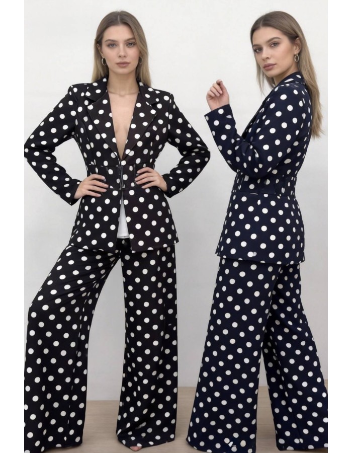 Κομψό πουά σετ που αναδεικνύει τη σιλουέτα με μεσάτη γραμμή και μοντέρνα αισθητική. Το πάνω μέρος αγκαλιάζει το σώμα, ενώ η παντεκόνα προσφέρει άνεση και στυλ με αέρινη κίνηση