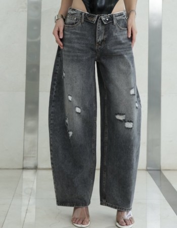 Τζιν παντελόνι που ξεχωρίζει με το ιδιαίτερο κούμπωμα μπροστά, δίνοντας μοντέρνο και edgy χαρακτήρα σε κάθε εμφάνιση. Τα διακριτικά ξεβάμματα δημιουργούν ένα μοναδικό εφέ,