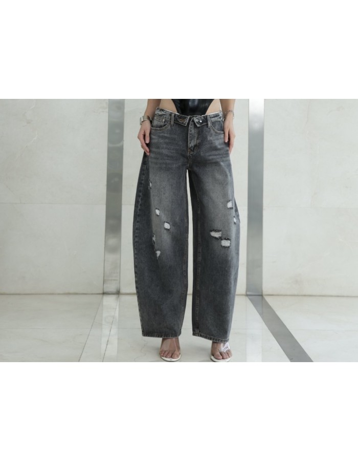 Τζιν παντελόνι που ξεχωρίζει με το ιδιαίτερο κούμπωμα μπροστά, δίνοντας μοντέρνο και edgy χαρακτήρα σε κάθε εμφάνιση. Τα διακριτικά ξεβάμματα δημιουργούν ένα μοναδικό εφέ,