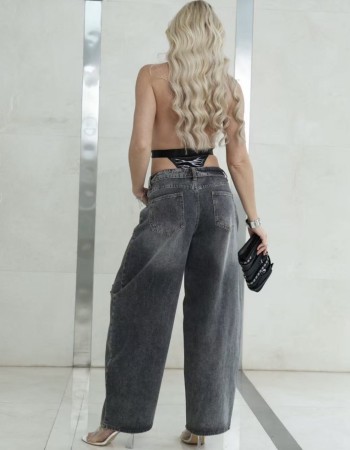 Τζιν παντελόνι που ξεχωρίζει με το ιδιαίτερο κούμπωμα μπροστά, δίνοντας μοντέρνο και edgy χαρακτήρα σε κάθε εμφάνιση. Τα διακριτικά ξεβάμματα δημιουργούν ένα μοναδικό εφέ,