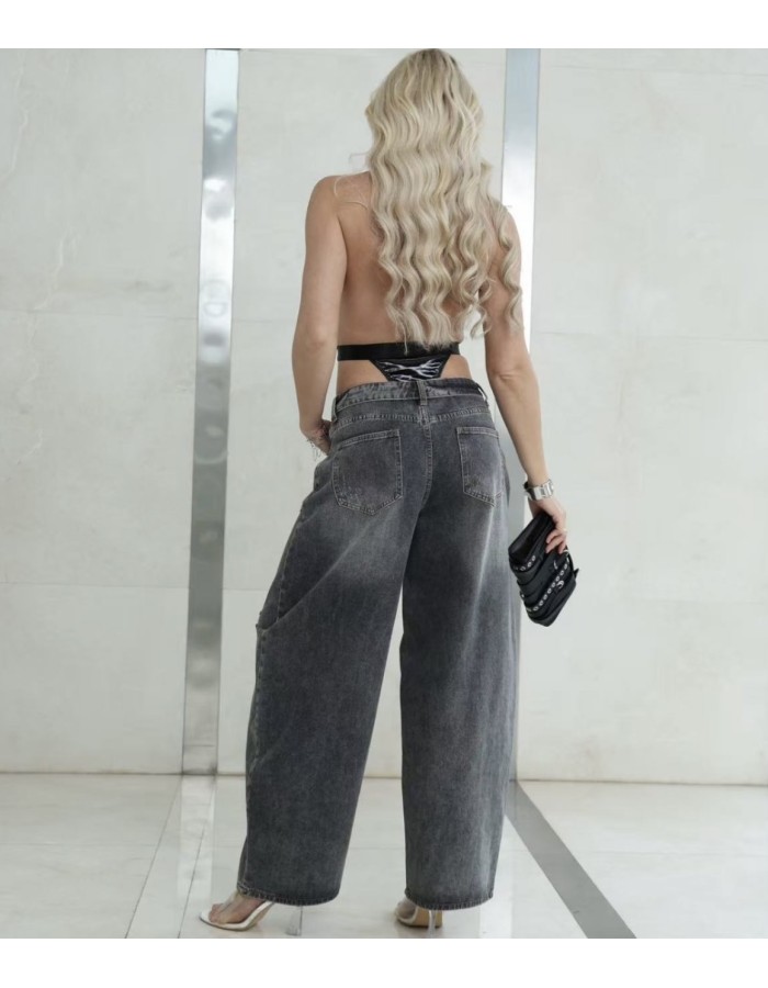 Τζιν παντελόνι που ξεχωρίζει με το ιδιαίτερο κούμπωμα μπροστά, δίνοντας μοντέρνο και edgy χαρακτήρα σε κάθε εμφάνιση. Τα διακριτικά ξεβάμματα δημιουργούν ένα μοναδικό εφέ,