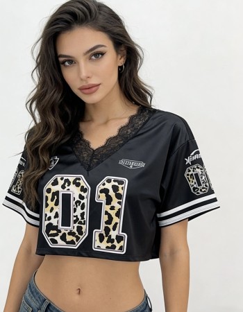 Κοντομάνικο σατέν τοπ με κομψή, θηλυκή αισθητική που ξεχωρίζει. Διαθέτει διακριτικό V ντεκολτέ, διακοσμημένο με φίνα δαντέλα 