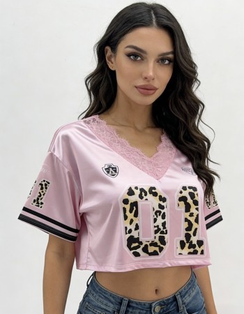 Κοντομάνικο σατέν τοπ με κομψή, θηλυκή αισθητική που ξεχωρίζει. Διαθέτει διακριτικό V ντεκολτέ, διακοσμημένο με φίνα δαντέλα 