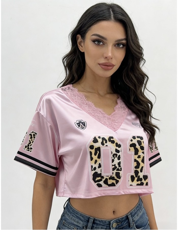 Κοντομάνικο σατέν τοπ με κομψή, θηλυκή αισθητική που ξεχωρίζει. Διαθέτει διακριτικό V ντεκολτέ, διακοσμημένο με φίνα δαντέλα 