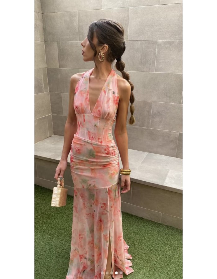 Αέρινο maxi φόρεμα με ρομαντικό floral print που αναδεικνύει τη θηλυκότητα με κομψό και μοντέρνο τρόπο. Διαθέτει βαθύ ντεκολτέ halter που δένει στον λαιμό, 