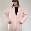 Statement τζάκετ σε oversized γραμμή που απογειώνει κάθε outfit με minimal αλλά δυναμικό χαρακτήρα. Κατασκευασμένο από υφή που θυμίζει δέρμα, με χαλαρή εφαρμογή για άνεση και στιλ όλη μέρα. 