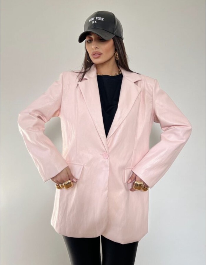 Statement τζάκετ σε oversized γραμμή που απογειώνει κάθε outfit με minimal αλλά δυναμικό χαρακτήρα. Κατασκευασμένο από υφή που θυμίζει δέρμα, με χαλαρή εφαρμογή για άνεση και στιλ όλη μέρα. 