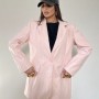 Statement τζάκετ σε oversized γραμμή που απογειώνει κάθε outfit με minimal αλλά δυναμικό χαρακτήρα. Κατασκευασμένο από υφή που θυμίζει δέρμα, με χαλαρή εφαρμογή για άνεση και στιλ όλη μέρα. 