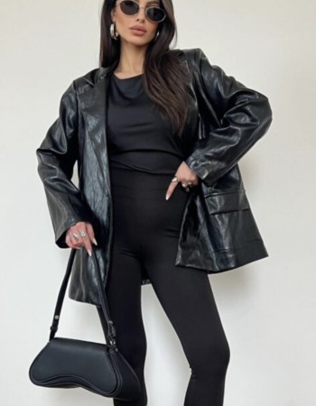 Statement τζάκετ σε oversized γραμμή που απογειώνει κάθε outfit με minimal αλλά δυναμικό χαρακτήρα. Κατασκευασμένο από υφή που θυμίζει δέρμα, με χαλαρή εφαρμογή για άνεση και στιλ όλη μέρα. 