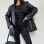 Statement τζάκετ σε oversized γραμμή που απογειώνει κάθε outfit με minimal αλλά δυναμικό χαρακτήρα. Κατασκευασμένο από υφή που θυμίζει δέρμα, με χαλαρή εφαρμογή για άνεση και στιλ όλη μέρα. 