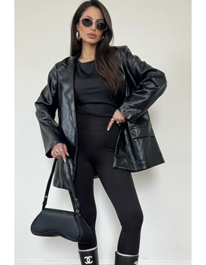 Statement τζάκετ σε oversized γραμμή που απογειώνει κάθε outfit με minimal αλλά δυναμικό χαρακτήρα. Κατασκευασμένο από υφή που θυμίζει δέρμα, με χαλαρή εφαρμογή για άνεση και στιλ όλη μέρα. Statement τζάκετ σε oversized γραμμή που απογειώνει κάθε outfit με minimal αλλά δυναμικό χαρακτήρα. Κατασκευασμένο από υφή που θυμίζει δέρμα, με χαλαρή εφαρμογή για άνεση και στιλ όλη μέρα.