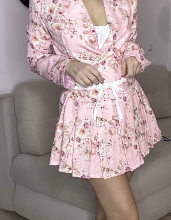 Ρομαντικό floral σετ με μεσάτο σακάκι και πλισέ σορτσάκι, λάστιχο πίσω & δέσιμο μπροστά. Καλύπτει έως large, άνετη εφαρμογή. ????