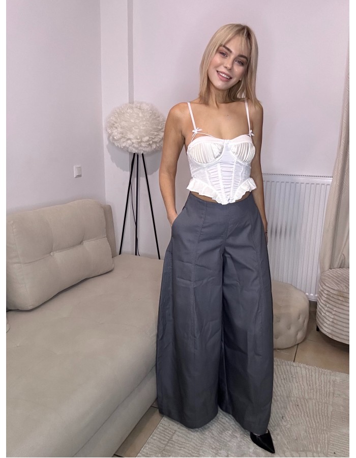 Ψηλόμεσο wide-leg παντελόνι με άνετη γραμμή, τσέπες και minimal αισθητική. Ιδανικό για κομψά & casual looks όλη μέρα.