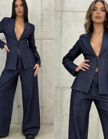 Statement denim σετ με εφαρμοστό σακάκι που τονίζει τη μέση και δημιουργεί sleek, θηλυκή σιλουέτα
