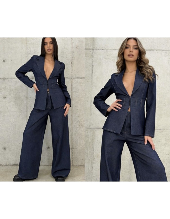 Statement denim σετ με εφαρμοστό σακάκι που τονίζει τη μέση και δημιουργεί sleek, θηλυκή σιλουέτα