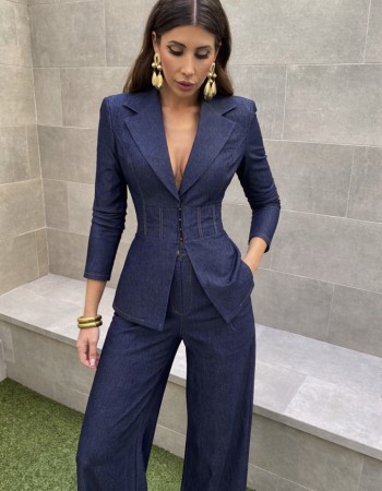 Statement denim σετ με εφαρμοστό σακάκι που τονίζει τη μέση και δημιουργεί sleek, θηλυκή σιλουέτα