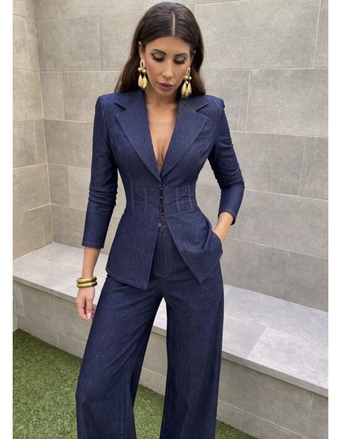 Statement denim σετ με εφαρμοστό σακάκι που τονίζει τη μέση και δημιουργεί sleek, θηλυκή σιλουέτα