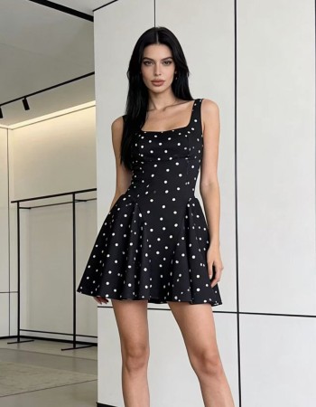 Διαθέτει ενισχυμένο μπούστο που αναδεικνύει όμορφα το ντεκολτέ και φούστα που ανοίγει χαρίζοντας κίνηση και στυλ. Το φερμουάρ στο πίσω μέρος εξασφαλίζει τέλεια εφαρμογή