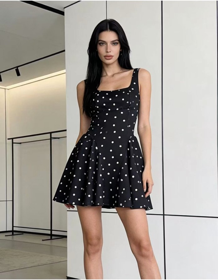 Διαθέτει ενισχυμένο μπούστο που αναδεικνύει όμορφα το ντεκολτέ και φούστα που ανοίγει χαρίζοντας κίνηση και στυλ. Το φερμουάρ στο πίσω μέρος εξασφαλίζει τέλεια εφαρμογή