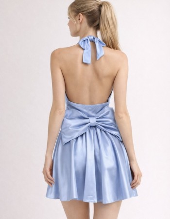 Με σατέν υφή που δίνει luxe αίσθηση, βαθύ ντεκολτέ και ενίσχυση στο στήθος για τέλεια εφαρμογή και στήριξη. Η γραμμή του ανοίγει απαλά στο κάτω μέρος δημιουργώντας μία super flattering σιλουέτα που αναδεικνύει το σώμα